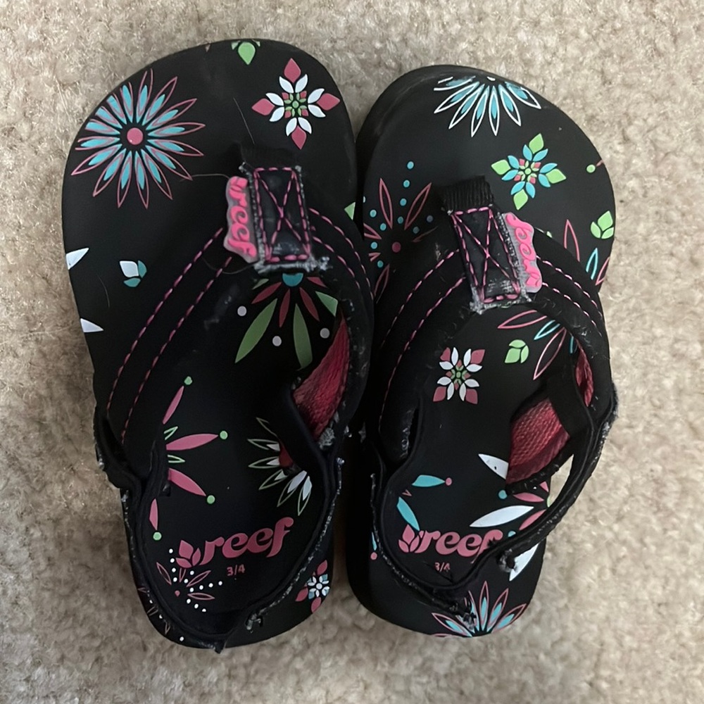 Like new, toddler reefs, with heel strap, black with flowers
